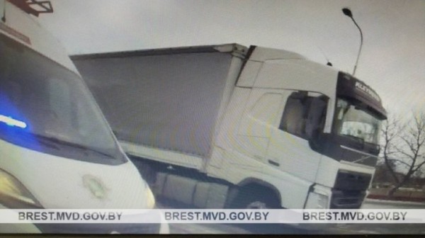 1,5 промилле алкоголя. Пьяного водителя фуры остановили в Брестской области на трассе М1 1,5 промилле алкоголя. Пьяного водителя фуры остановили в Брестской области на трассе М1