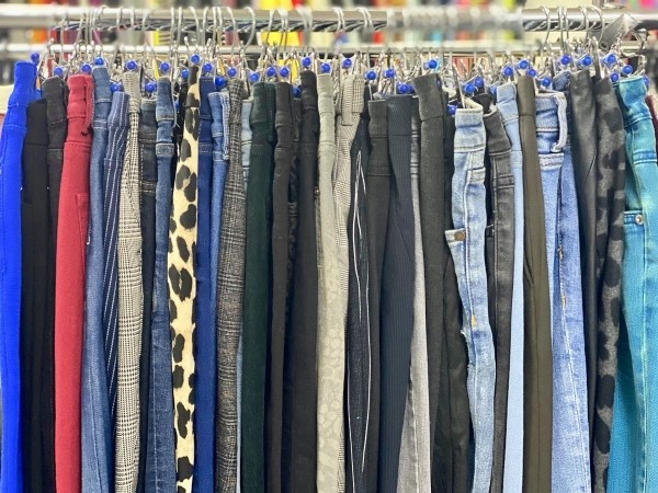 Секонд-хенд «Bonus» на Маяковского в Бресте оденет вас в известные бренды. Женская, мужская и детская одежда элитных категорий