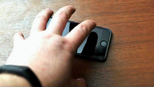 В городе-спутнике Бреста пенсионер лишился мобильного телефона