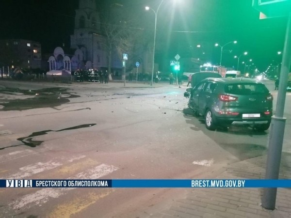 Серьезное ДТП в Дрогичине: работники МЧС спасли двух человек