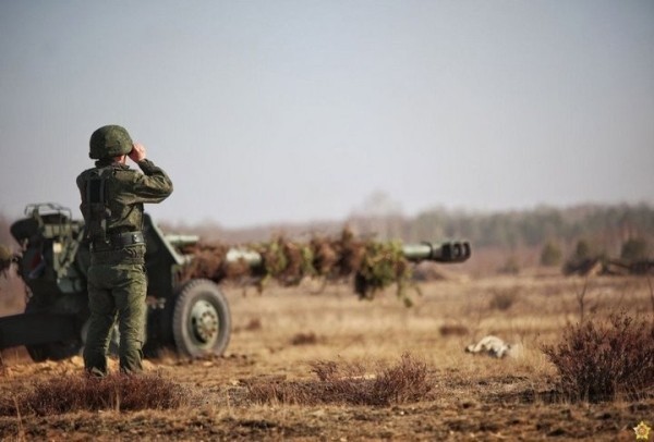 На полигоне около Бреста продолжаются учения с применением тяжелой артиллерии и авиации