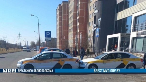 В Бресте произошло ДТП с участием двух автомобилей такси. Что произошло? В Бресте произошло ДТП с участием двух автомобилей такси. Что произошло?