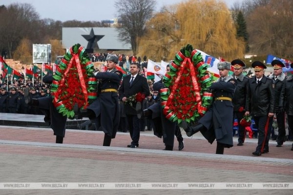 Милиционеры со всей Беларуси возложили цветы к Вечному огню в Брестской крепости Милиционеры со всей Беларуси возложили цветы к Вечному огню в Брестской крепости