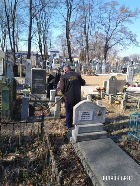 В Бресте приводят в порядок кладбища В Бресте приводят в порядок кладбища