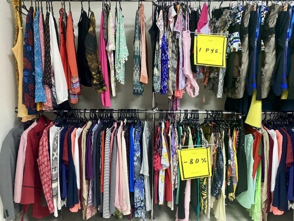 Секонд-хенд «Bonus» на Маяковского в Бресте оденет вас в известные бренды. Женская, мужская и детская одежда элитных категорий