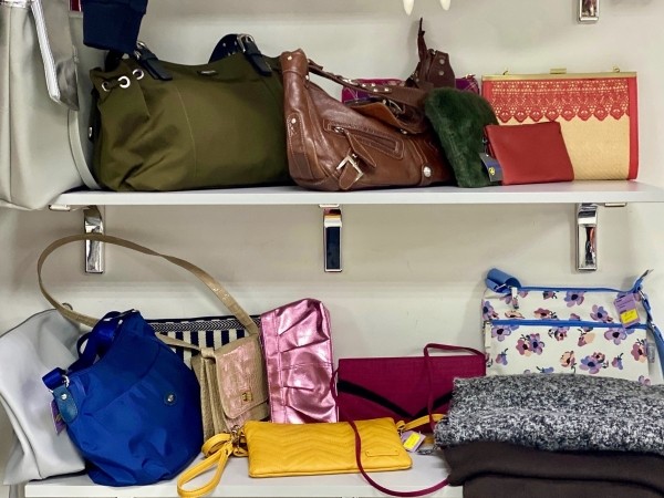 Секонд-хенд «Bonus» на Маяковского в Бресте оденет вас в известные бренды. Женская, мужская и детская одежда элитных категорий