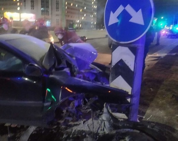 В Гродно парень на Volvo влетел в столб. Появилось видео момента