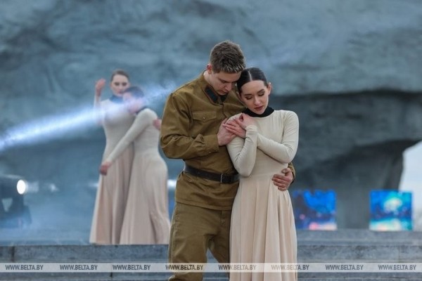 Милиционеры со всей Беларуси возложили цветы к Вечному огню в Брестской крепости Милиционеры со всей Беларуси возложили цветы к Вечному огню в Брестской крепости