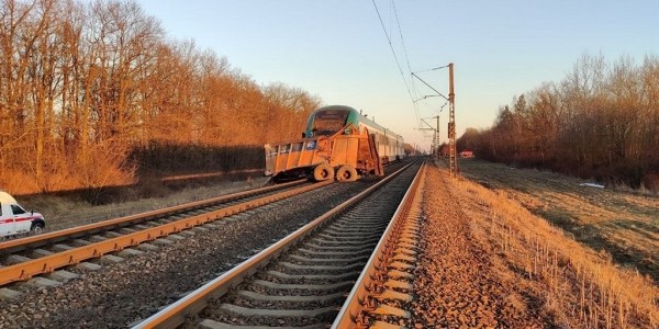 Поезд протаранил трактор с прицепом в Беларуси. Фото и видео