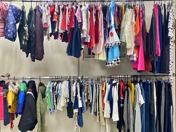 Секонд-хенд «Bonus» на Маяковского в Бресте оденет вас в известные бренды. Женская, мужская и детская одежда элитных категорий