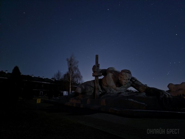 
                Читатель: Брестская крепость вечером
            