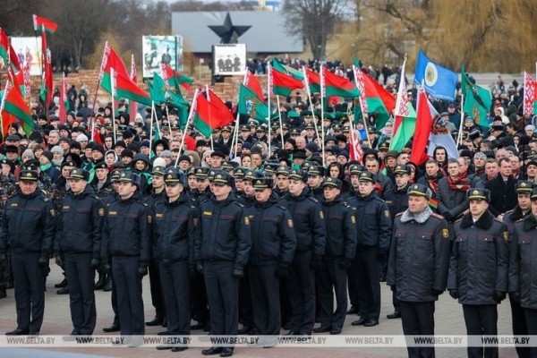 Милиционеры со всей Беларуси возложили цветы к Вечному огню в Брестской крепости Милиционеры со всей Беларуси возложили цветы к Вечному огню в Брестской крепости