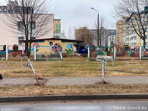 Легковушка выехала в детский садик, пробив два забора и кирпичную стену. Как это случилось? Легковушка выехала в детский садик, пробив два забора и кирпичную стену. Как это случилось?