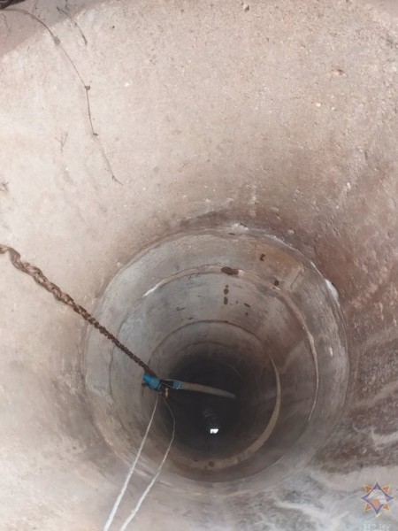 В Барановичском районе мужчина упал в глубокий колодец