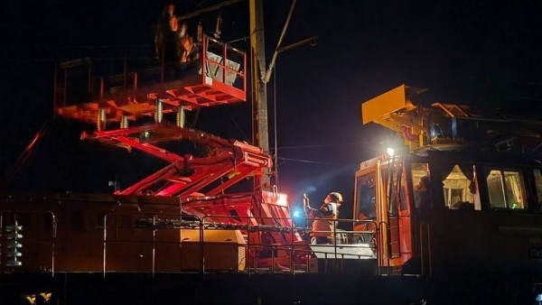 Поезд протаранил трактор с прицепом в Беларуси. Фото и видео