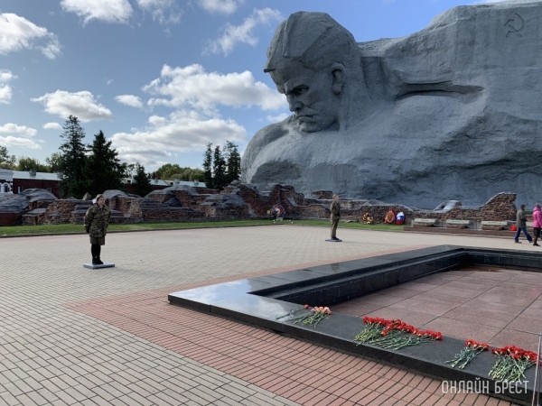 Юнармейцам прошлых лет предлагают заступить на Пост Памяти в день освобождения Бреста