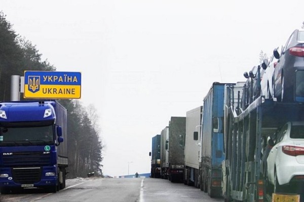 «Коллега прорвался, а нас развернули на блокпосту». Как дальнобойщики пытаются выбраться из Украины