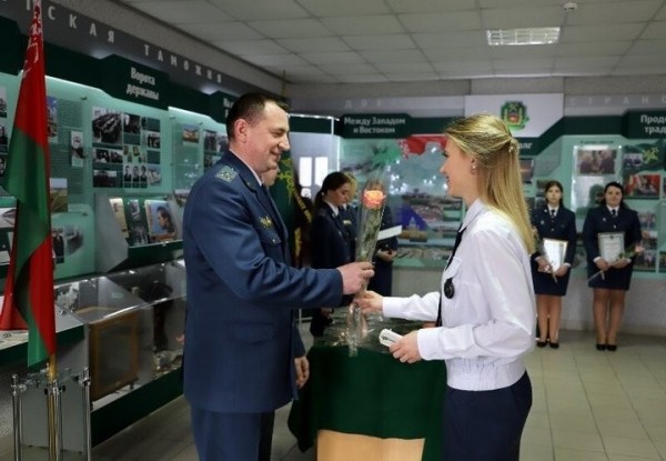 Сотрудники Брестской таможни поздравили своих прекрасных дам-коллег с наступающим 8 Марта Сотрудники Брестской таможни поздравили своих прекрасных дам-коллег с наступающим 8 Марта