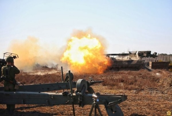 На полигоне около Бреста продолжаются учения с применением тяжелой артиллерии и авиации