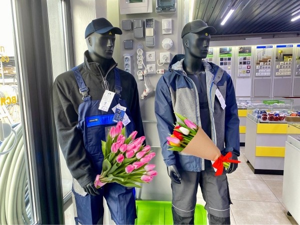 Мужской коллектив магазина «Вся электрика» приготовил оригинальное поздравление для своих прекрасных коллег