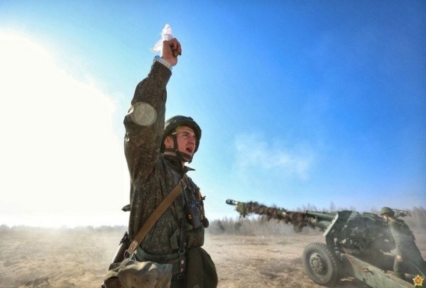 На полигоне около Бреста продолжаются учения с применением тяжелой артиллерии и авиации