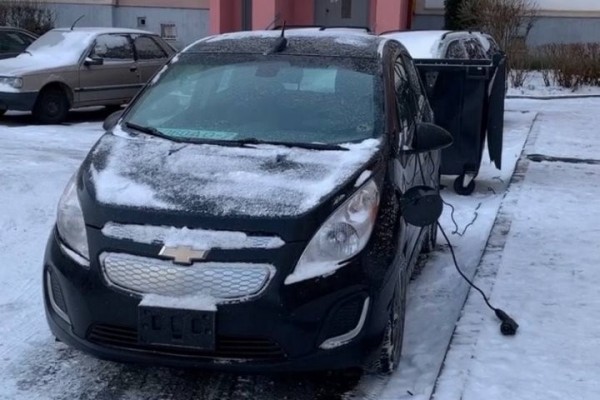 Поставил на зарядку электрокар из квартиры – соседи вызвали милицию. Можно ли заряжать машину из окна Поставил на зарядку электрокар из квартиры – соседи вызвали милицию. Можно ли заряжать машину из окна