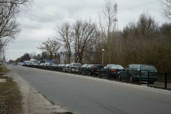 Очередь из легковушек неожиданно возникла в Бресте на выезд из Беларуси