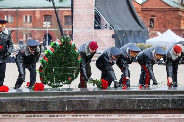 Милиционеры со всей Беларуси возложили цветы к Вечному огню в Брестской крепости Милиционеры со всей Беларуси возложили цветы к Вечному огню в Брестской крепости