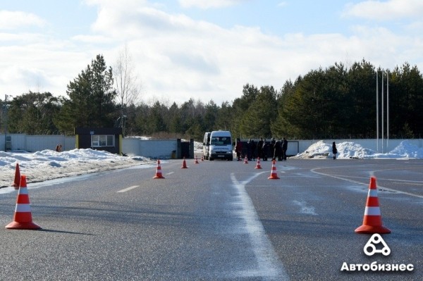 «Они же профессионалы с опытом, поэтому настроены критично». Как маршрутчиков учат безопасной езде «Они же профессионалы с опытом, поэтому настроены критично». Как маршрутчиков учат безопасной езде