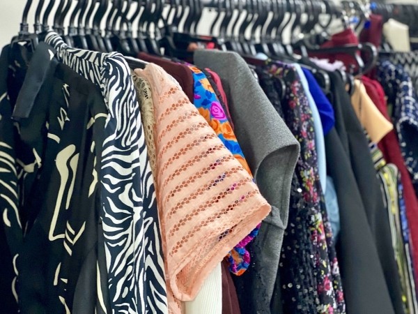 Секонд-хенд «Bonus» на Маяковского в Бресте оденет вас в известные бренды. Женская, мужская и детская одежда элитных категорий