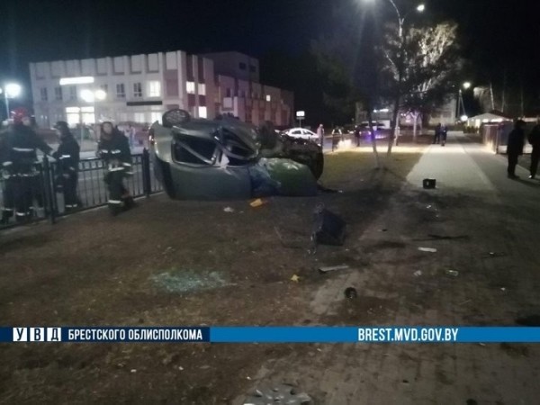 Серьезное ДТП в Дрогичине: работники МЧС спасли двух человек