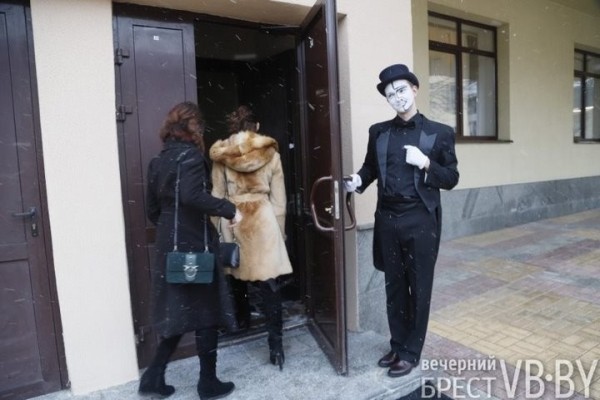 В Бресте просят надеть только черное и белое