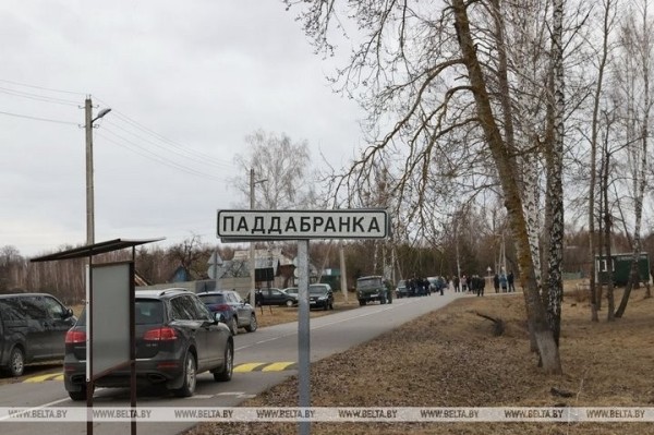 Жители приграничных деревень Беларуси доставляют продукты своим родным в Украину Жители приграничных деревень Беларуси доставляют продукты своим родным в Украину