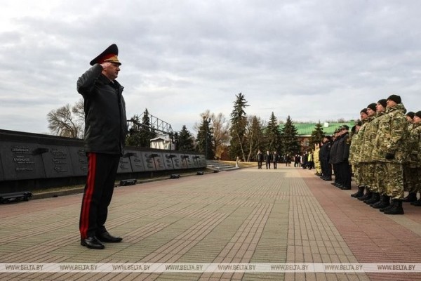 Милиционеры со всей Беларуси возложили цветы к Вечному огню в Брестской крепости Милиционеры со всей Беларуси возложили цветы к Вечному огню в Брестской крепости