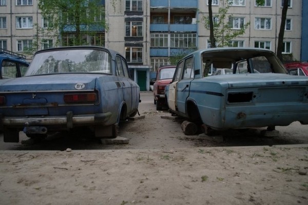 «Прав» никогда не было, машину не водил». 90-летнему старику предлагают оплатить штрафстоянку за 6 лет