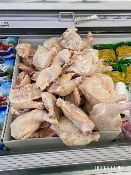 
                Читатель: В одном из магазинов Бреста. Никогда подобного не видела. Это нормально, что курица лежит в открытом виде, ничем не накрыта?
            