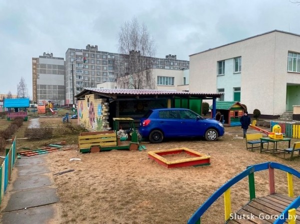 Легковушка выехала в детский садик, пробив два забора и кирпичную стену. Как это случилось? Легковушка выехала в детский садик, пробив два забора и кирпичную стену. Как это случилось?