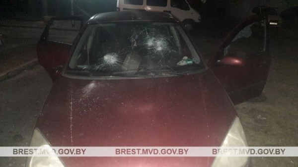 Камнем разбивал стекла. Пьяный житель Бреста повредил припаркованный автомобиль