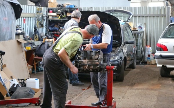 Клиент: «Так починили машину, что я мог разбиться». СТО: «Мы гаражными методами не работаем!» Клиент: «Так починили машину, что я мог разбиться». СТО: «Мы гаражными методами не работаем!»