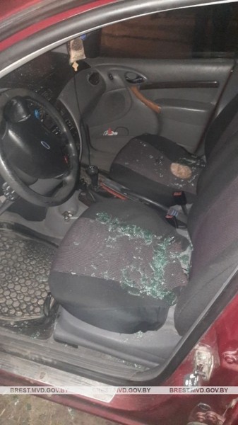 Камнем разбивал стекла. Пьяный житель Бреста повредил припаркованный автомобиль