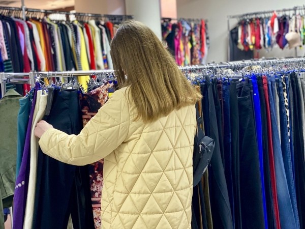 Секонд-хенд «Bonus» на Маяковского в Бресте оденет вас в известные бренды. Женская, мужская и детская одежда элитных категорий