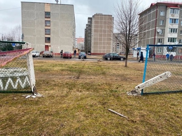 Легковушка выехала в детский садик, пробив два забора и кирпичную стену. Как это случилось? Легковушка выехала в детский садик, пробив два забора и кирпичную стену. Как это случилось?