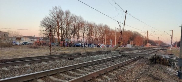 Поезд протаранил трактор с прицепом в Беларуси. Фото и видео