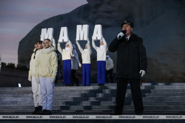 Милиционеры со всей Беларуси возложили цветы к Вечному огню в Брестской крепости Милиционеры со всей Беларуси возложили цветы к Вечному огню в Брестской крепости