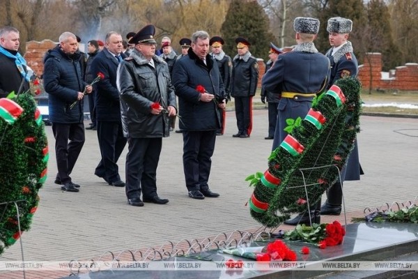 Милиционеры со всей Беларуси возложили цветы к Вечному огню в Брестской крепости Милиционеры со всей Беларуси возложили цветы к Вечному огню в Брестской крепости
