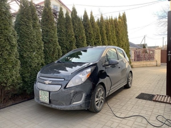 Поставил на зарядку электрокар из квартиры – соседи вызвали милицию. Можно ли заряжать машину из окна Поставил на зарядку электрокар из квартиры – соседи вызвали милицию. Можно ли заряжать машину из окна