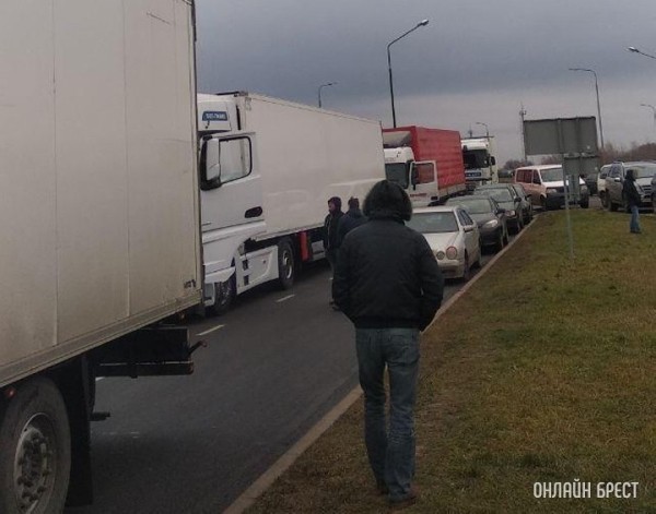 Очередь из фур стремительно растет на белорусско-польской границе Очередь из фур стремительно растет на белорусско-польской границе
