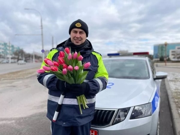 В Бресте инспекторы ГАИ останавливали автомобили с женщинами за рулем, чтобы подарить милым дамам тюльпаны