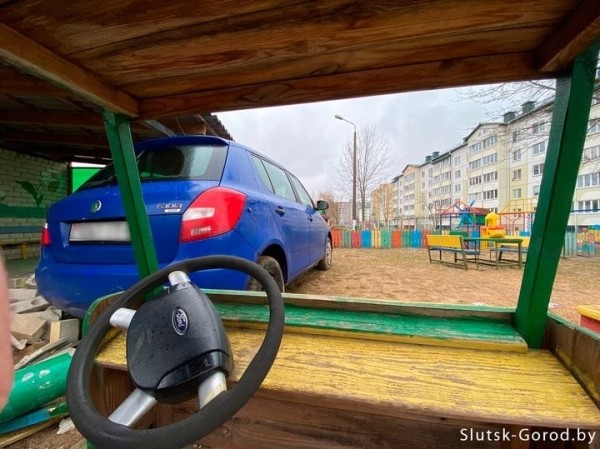 Легковушка выехала в детский садик, пробив два забора и кирпичную стену. Как это случилось? Легковушка выехала в детский садик, пробив два забора и кирпичную стену. Как это случилось?