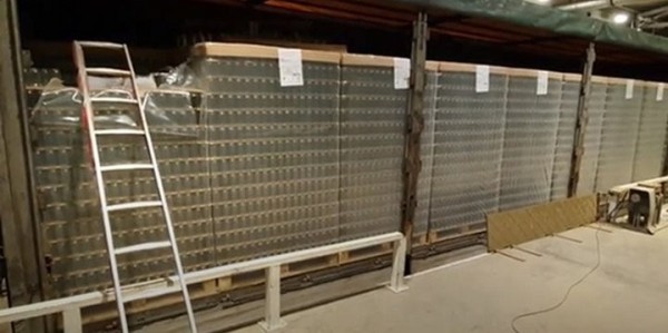 Редкий случай: контрабанду сигарет на полмиллиона евро спрятали среди стеклянных банок в фуре из Беларуси